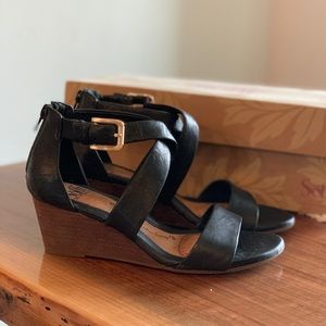 Women’s 6.5 Sofft heeled shoe